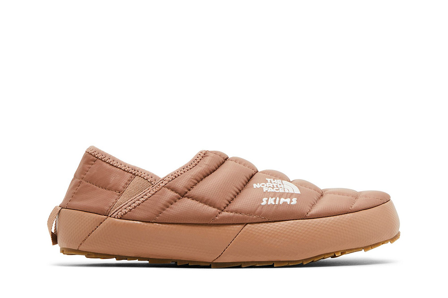 Фото № 2 с приближением к товару «‎SKIMS x The North Face Women's Thermoball Traction Mule 5 Sienna»