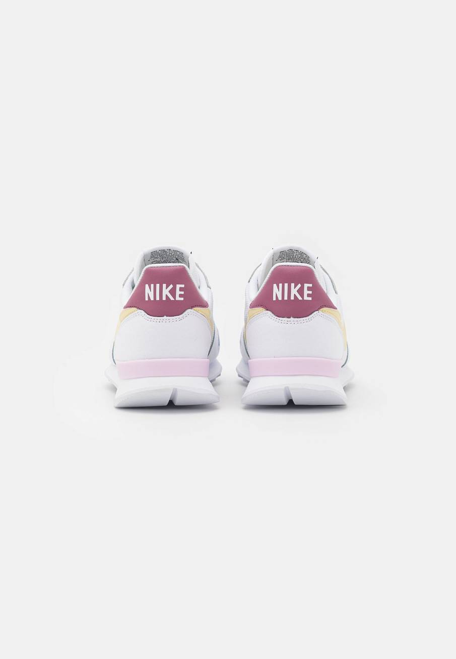 Фото № 3 с приближением к товару «‎Nike Internationalist »