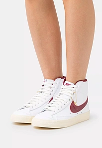 Фото № 4 с приближением к товару «‎W BLAZER MID 77 SE»
