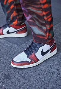 Фото № 3 с приближением к товару «‎AIR JORDAN 1 MID SE V2»