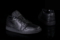 Фото № 2 с приближением к товару «‎Nike Air Jordan 1 Retro Triple »