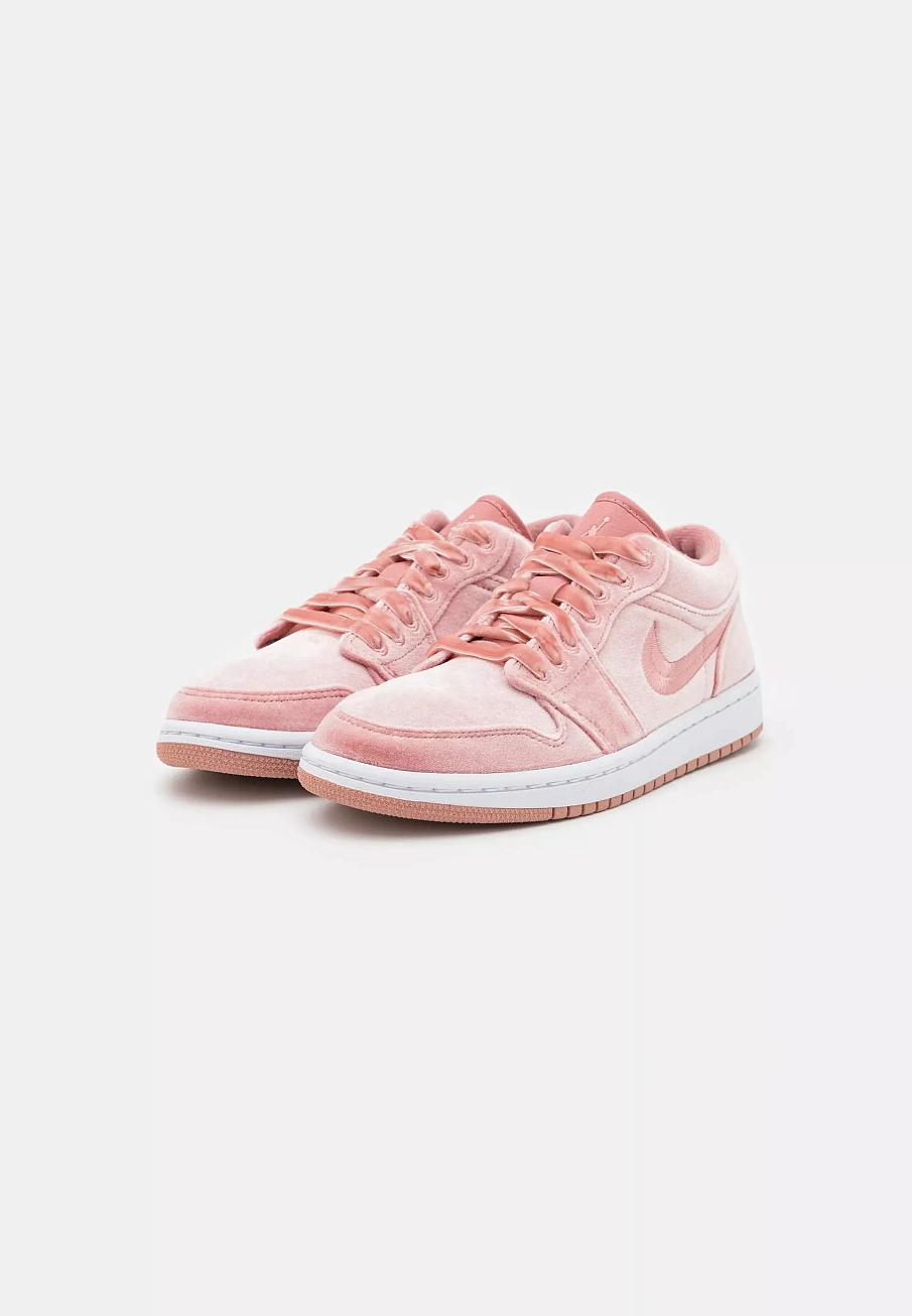 Фото № 3 с приближением к товару «‎WMNS AIR JORDAN 1 LOW SE EDGE»