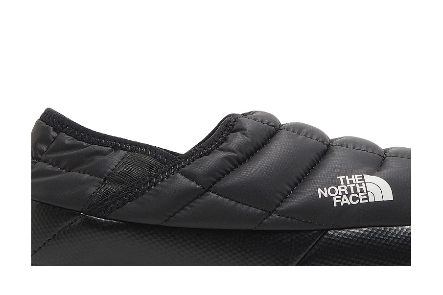 Фото № 3 с приближением к товару «‎The North Face Thermoball Traction Mule Black White»