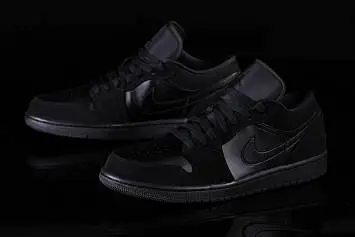 Nike Air Jordan 1 Retro Triple  - 2