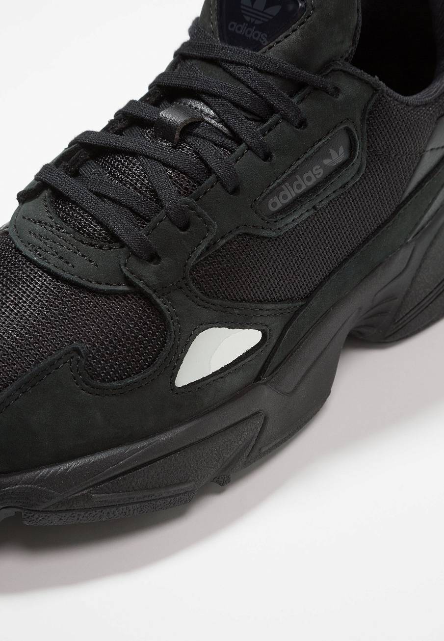 Фото № 3 с приближением к товару «‎Adidas Falcon »