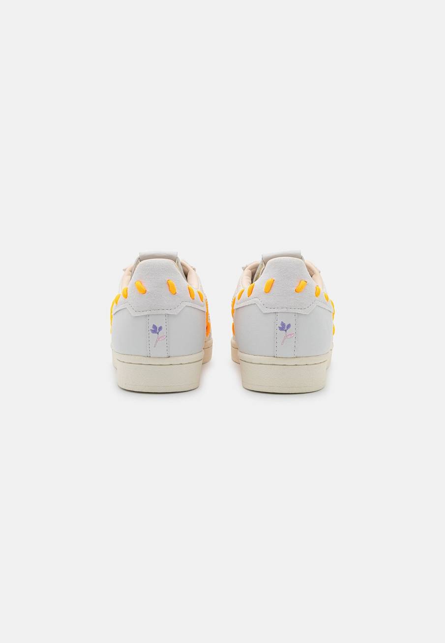 Фото № 4 с приближением к товару «‎Adidas Superstar »