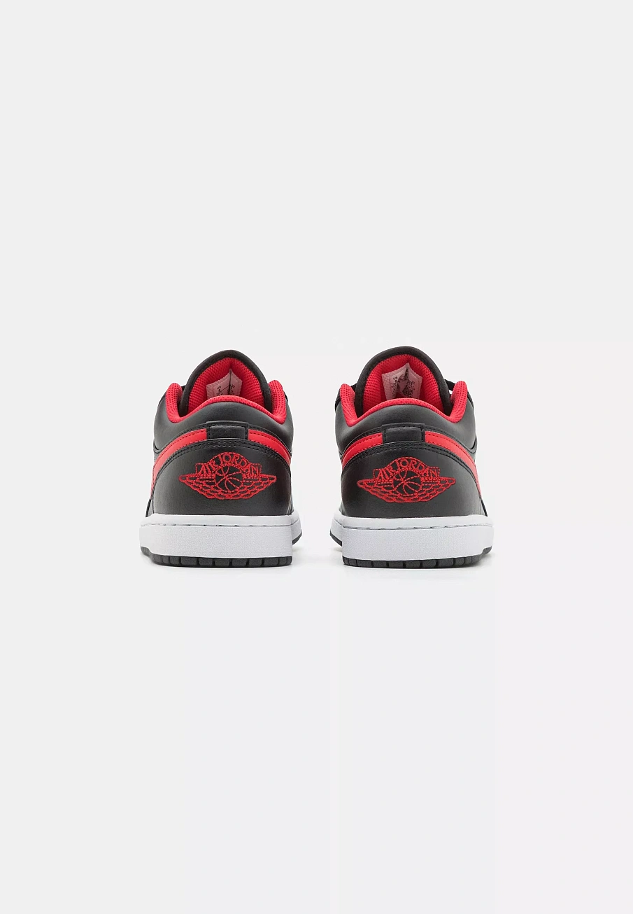 Фото № 3 с приближением к товару «‎AIR JORDAN 1»