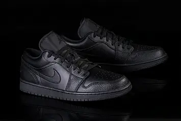 Nike Air Jordan 1 Retro Triple  - 4