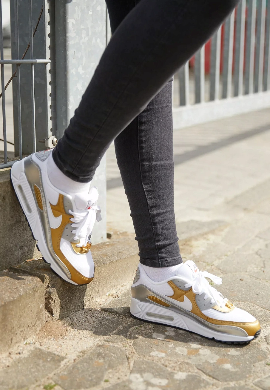 Фото № 3 с приближением к товару «‎AIR MAX 90 SE»