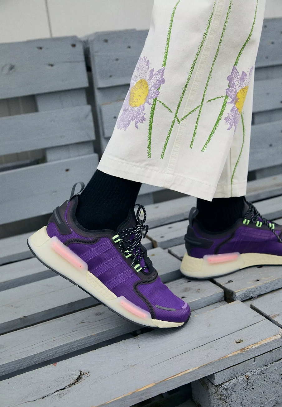 Фото № 2 с приближением к товару «‎NMD V3»
