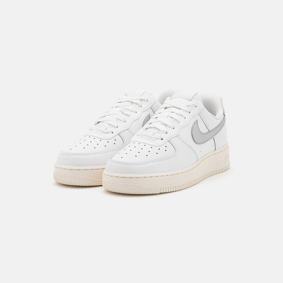 Фото № 2 с приближением к товару «‎Nike W Air Force 1 07 Ess Trnd »