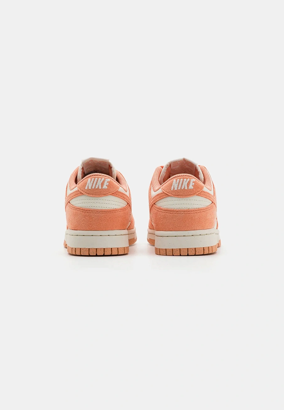 Фото № 3 с приближением к товару «‎DUNK LOW»