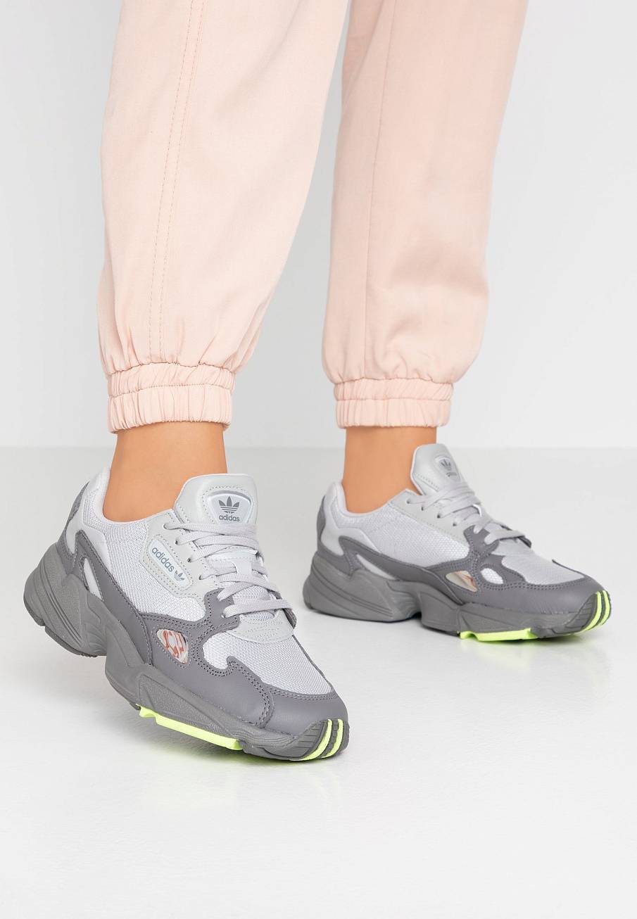Фото № 1 с приближением к товару «‎Adidas Falcon »