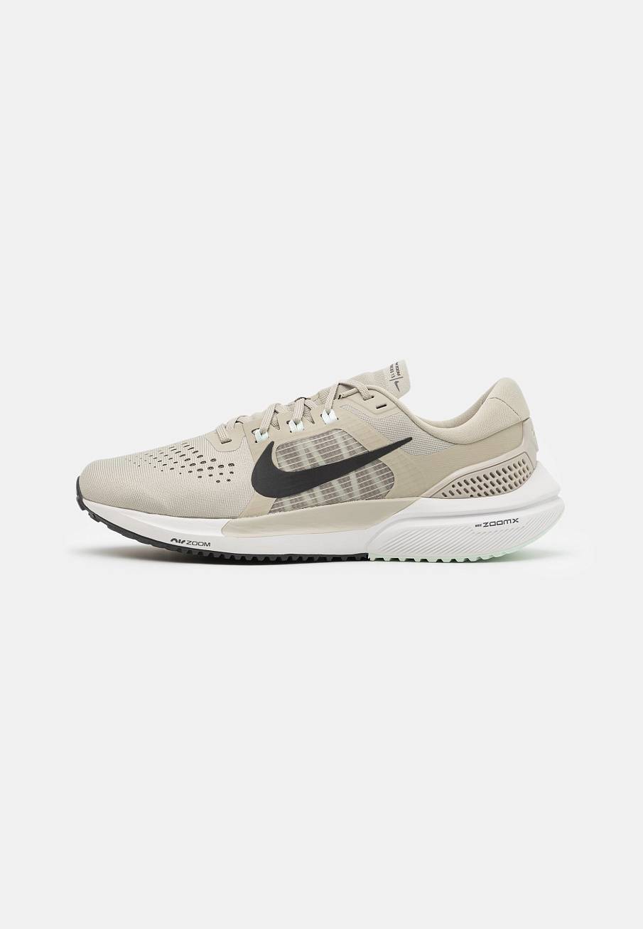 Фото № 1 с приближением к товару «‎Nike Air Zoom Vomero 15»