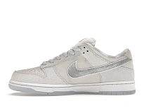 Фото № 3 с приближением к товару «‎Nike SB Dunk Low White Lobster (Friends and Family)»