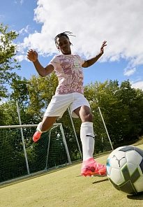 Фото № 2 с приближением к товару «‎FUTURE 7 MATCH LACELESS FG/AG»