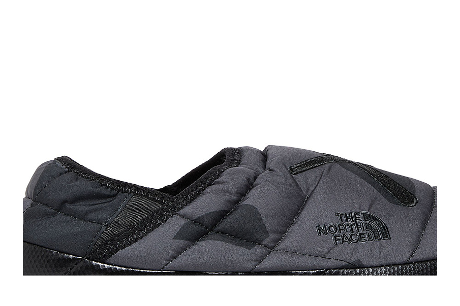 Фото № 3 с приближением к товару «‎KAWS x The North Face ThermoBall Traction Mule VP Black Camo»
