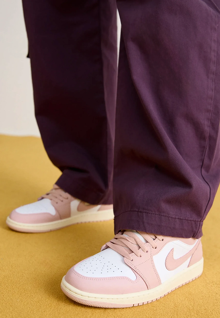 Фото № 2 с приближением к товару «‎AIR JORDAN 1 LOW»