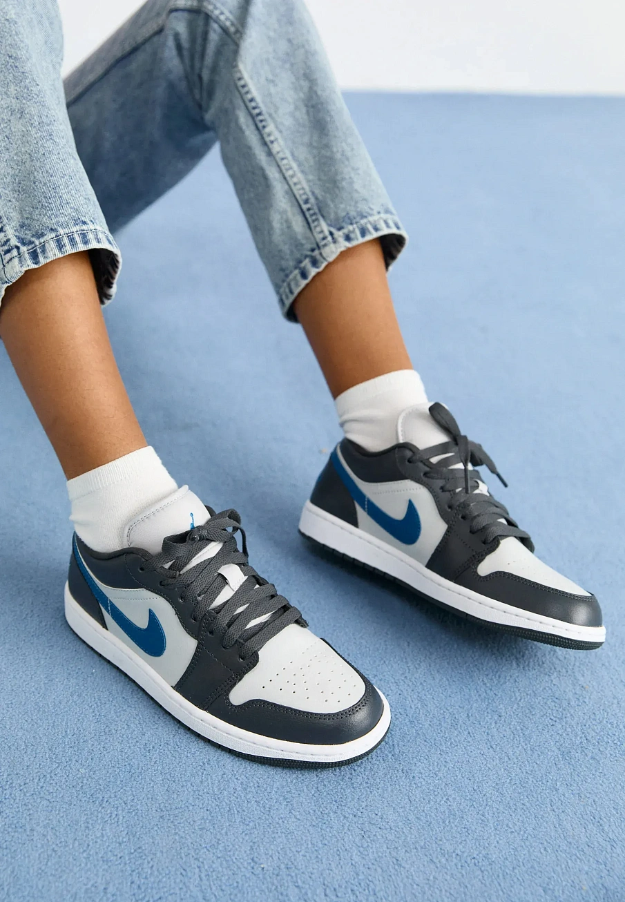 Фото № 2 с приближением к товару «‎AIR JORDAN 1 LOW»