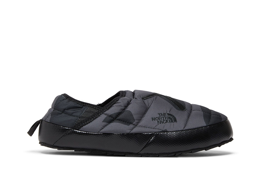 Фото № 2 с приближением к товару «‎KAWS x The North Face ThermoBall Traction Mule VP Black Camo»