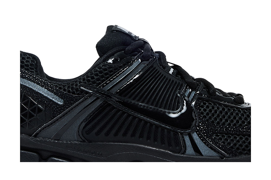 Фото № 3 с приближением к товару «‎Nike Women's Air Zoom Vomero 5 Black Metallic Silver Anthracite»
