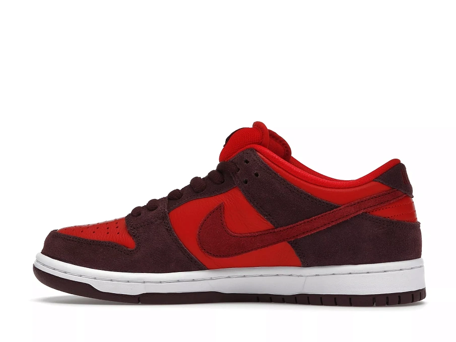 Фото № 4 с приближением к товару «‎Nike SB Dunk Low Cherry»