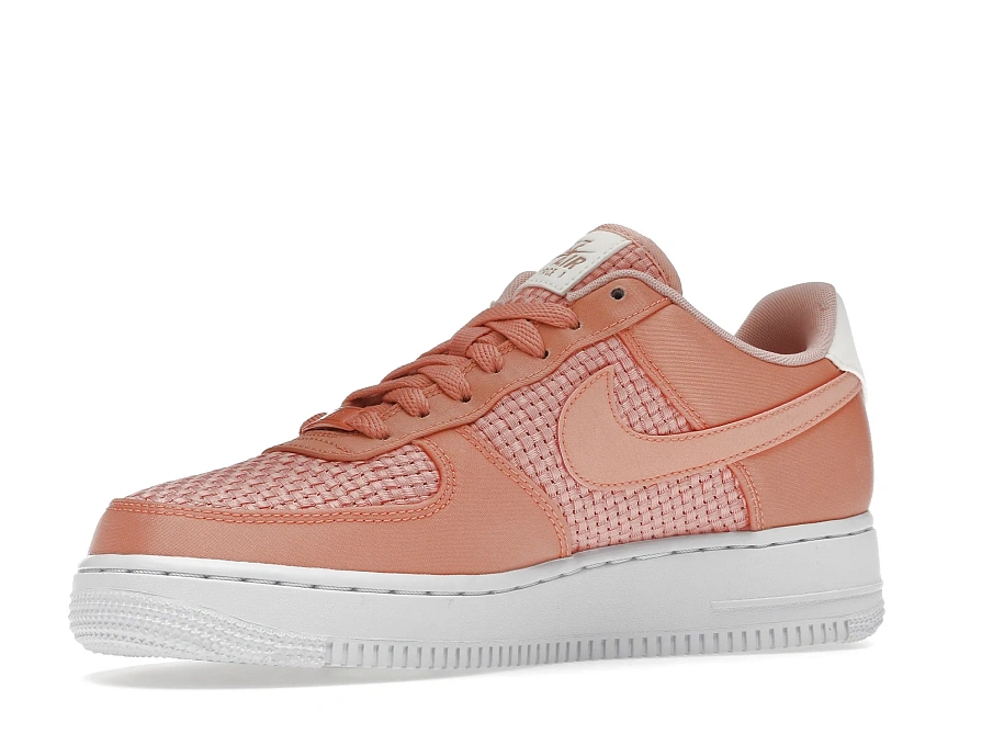 Фото № 4 с приближением к товару «‎Nike Air Force 1 07 Low SE Woven Crimson Bliss »