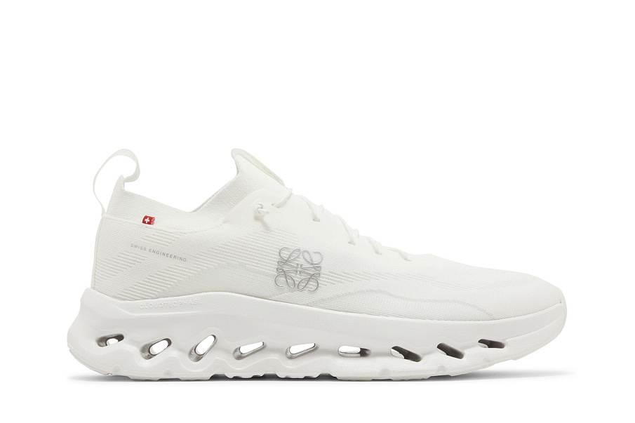 Фото № 2 с приближением к товару «‎Loewe x ON Cloudtilt All White»
