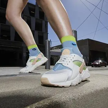Nike Air Huarache SE - 3