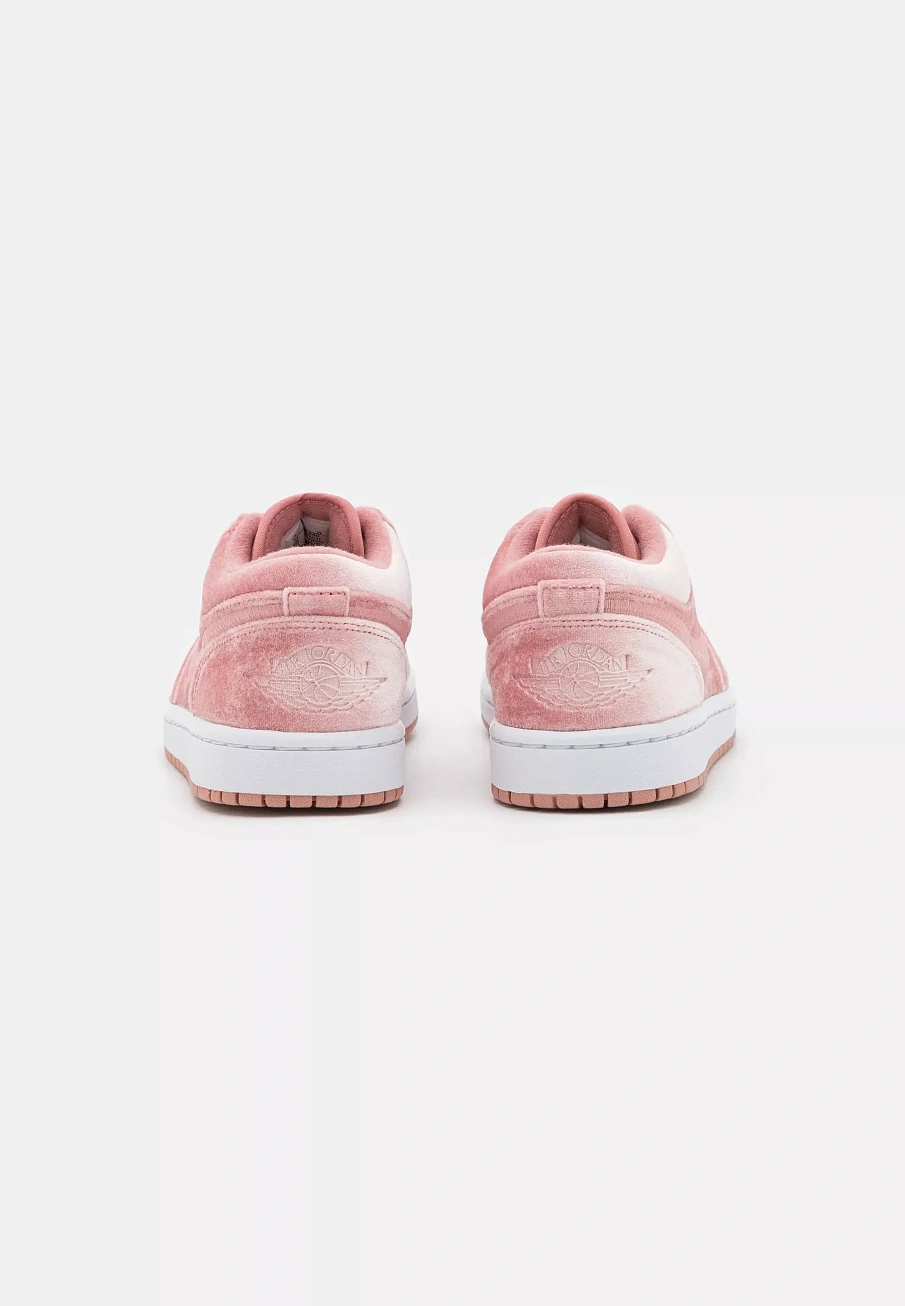 Фото № 4 с приближением к товару «‎WMNS AIR JORDAN 1 LOW SE EDGE»