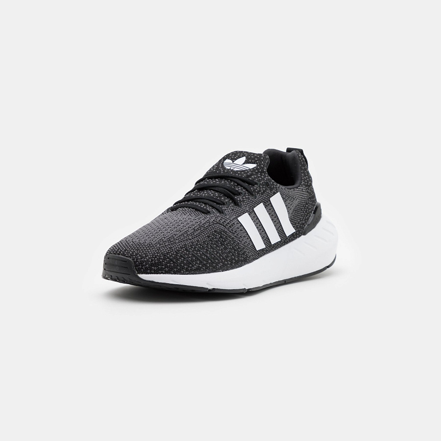 Фото № 2 с приближением к товару «‎Adidas »