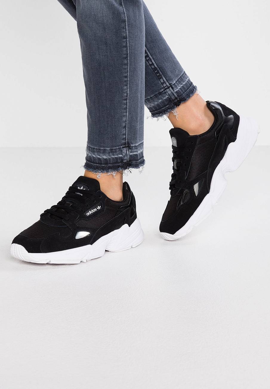 Фото № 1 с приближением к товару «‎Adidas Falcon »