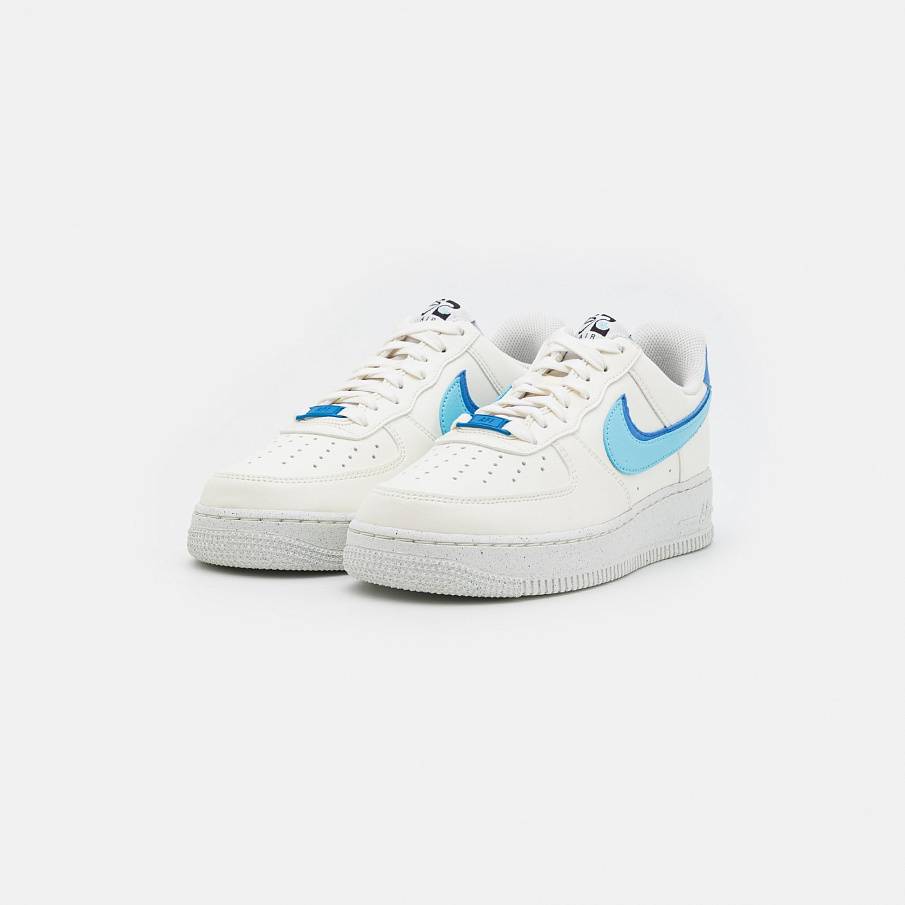 Фото № 2 с приближением к товару «‎Nike Air Force 1 »