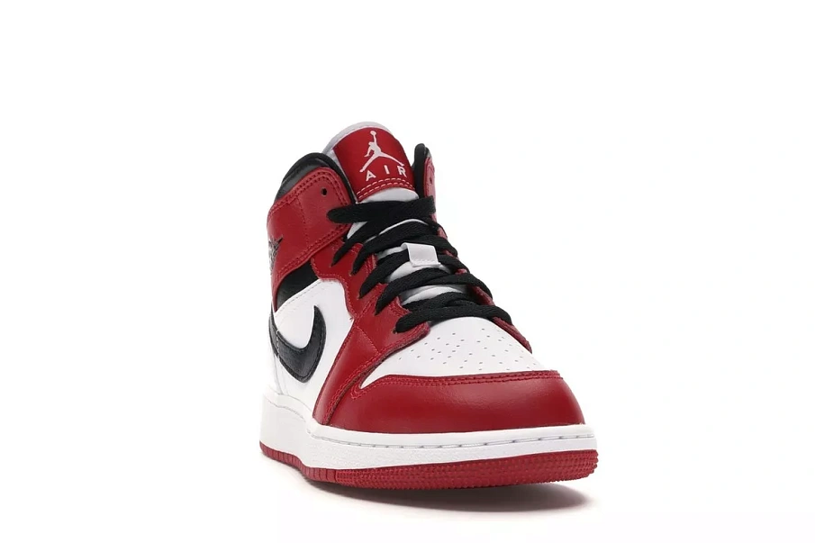 Фото № 6 с приближением к товару «‎Jordan 1 Mid Chicago (2020) »