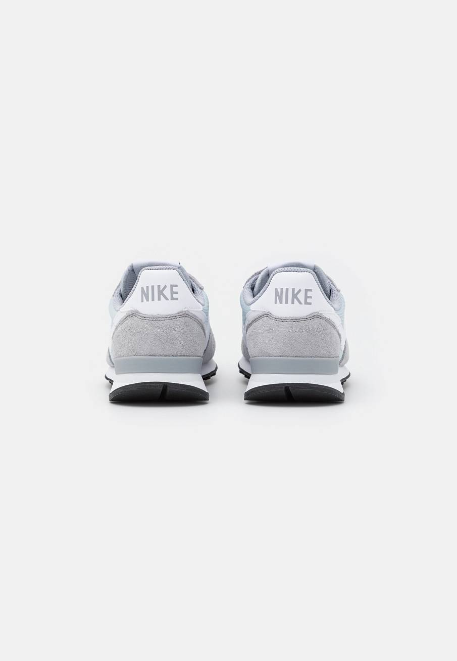 Фото № 3 с приближением к товару «‎Nike Internationalist »