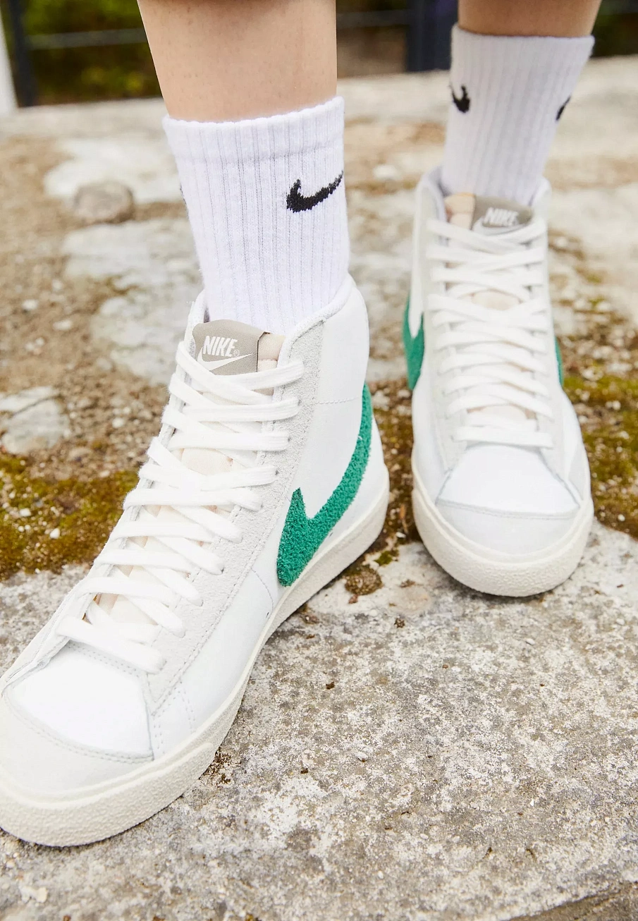 Фото № 3 с приближением к товару «‎W BLAZER MID 77»