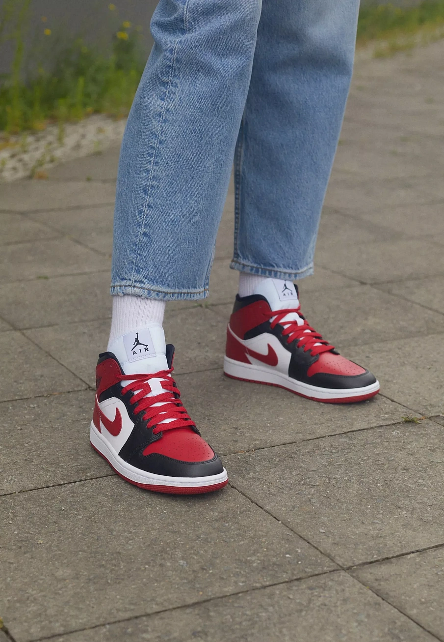 Фото № 2 с приближением к товару «‎AIR JORDAN 1 MID»