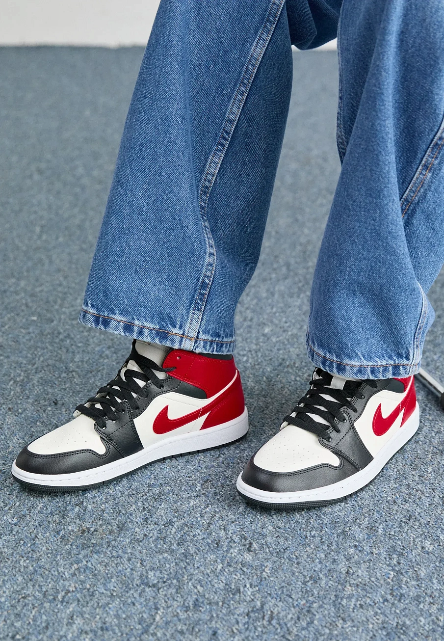Фото № 2 с приближением к товару «‎AIR JORDAN 1 MID»