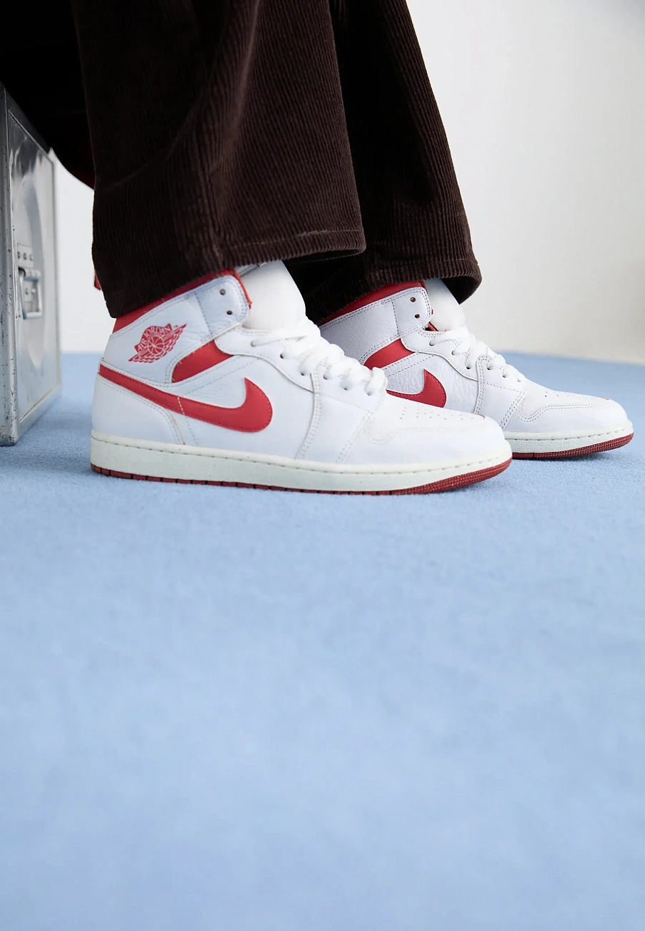 Фото № 2 с приближением к товару «‎AIR JORDAN 1 MID SE»