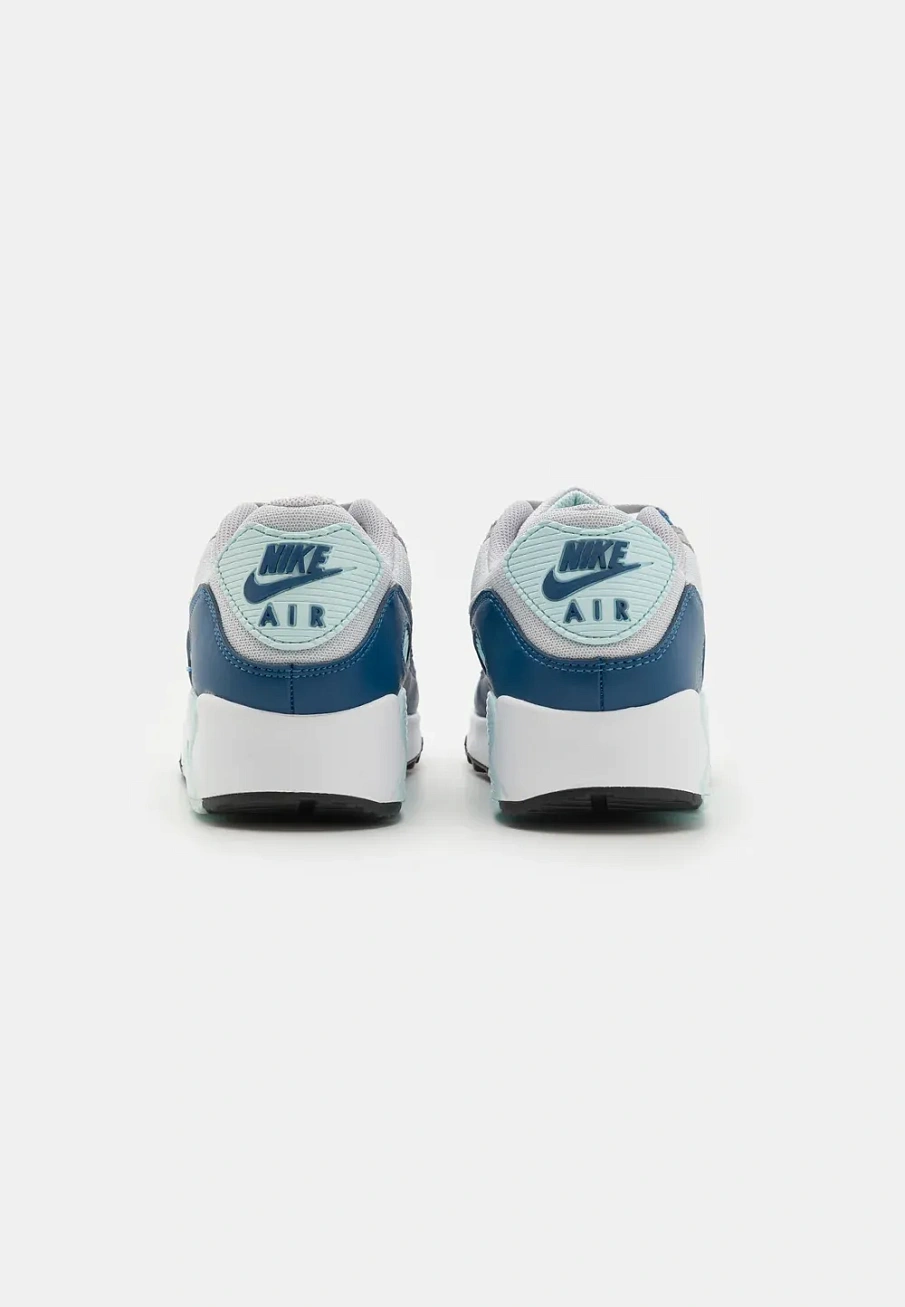 Фото № 3 с приближением к товару «‎AIR MAX 90»