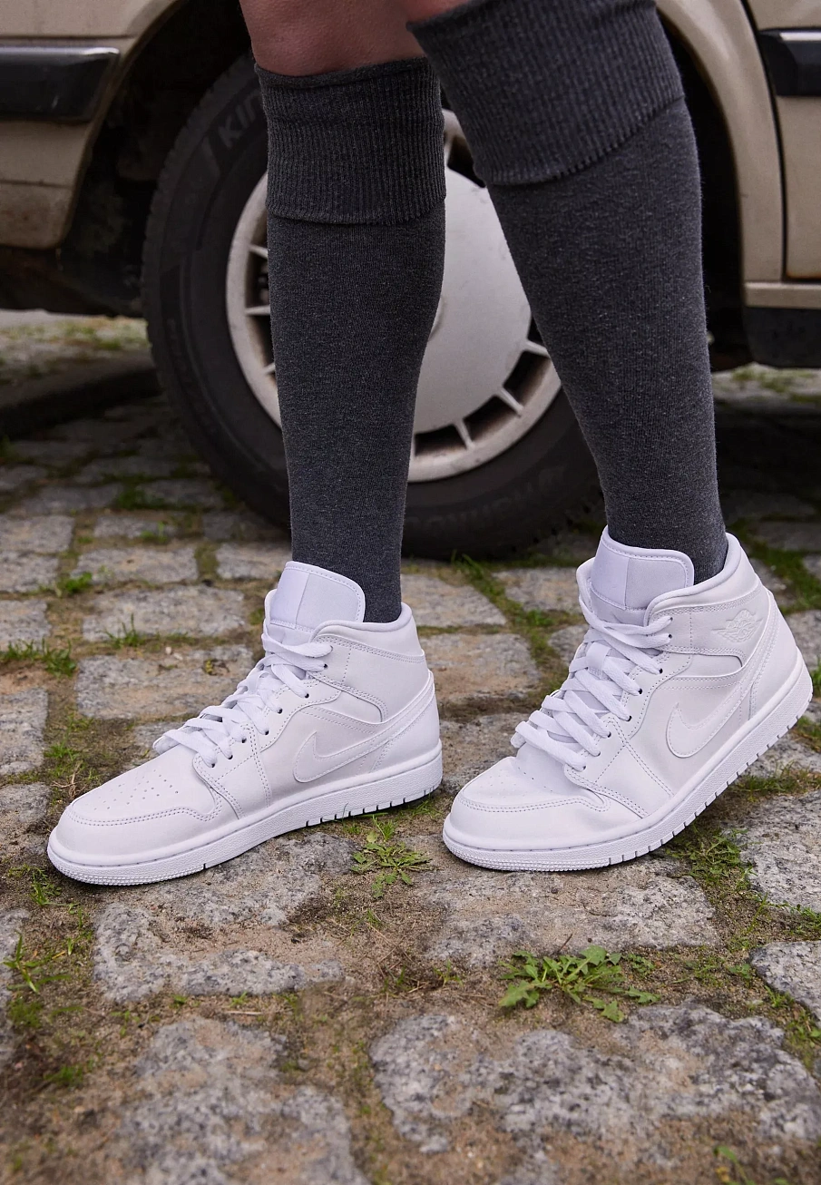 Фото № 3 с приближением к товару «‎WMNS AIR JORDAN 1 MID 365»