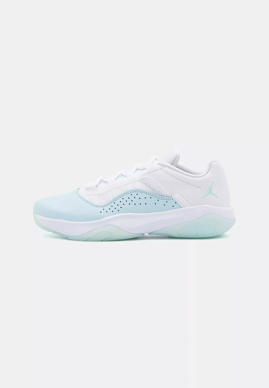 Фото № 2 с приближением к товару «‎WMNS AIR JORDAN 11 CMFT LOW»