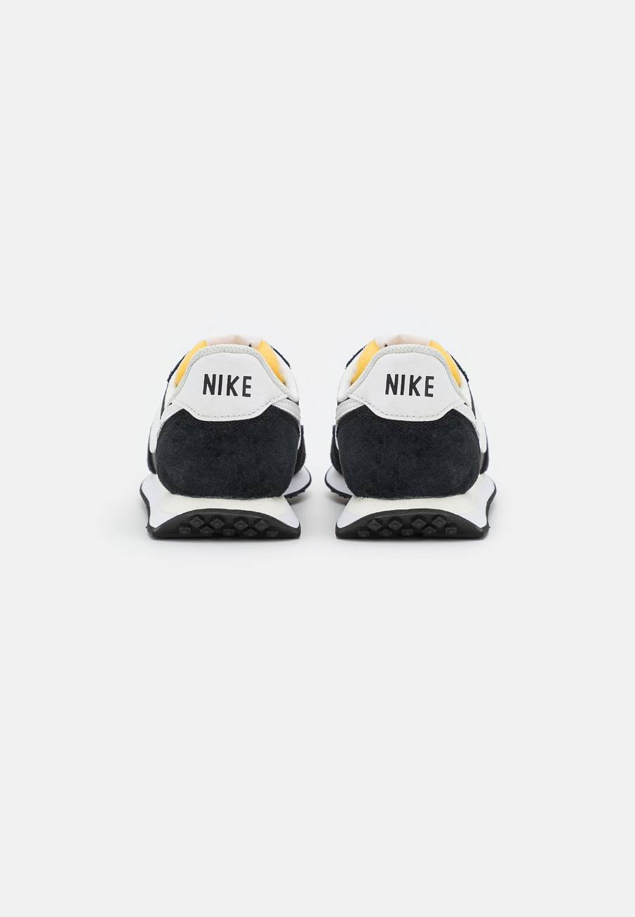 Фото № 2 с приближением к товару «‎Nike Waffle Trainer 2 »