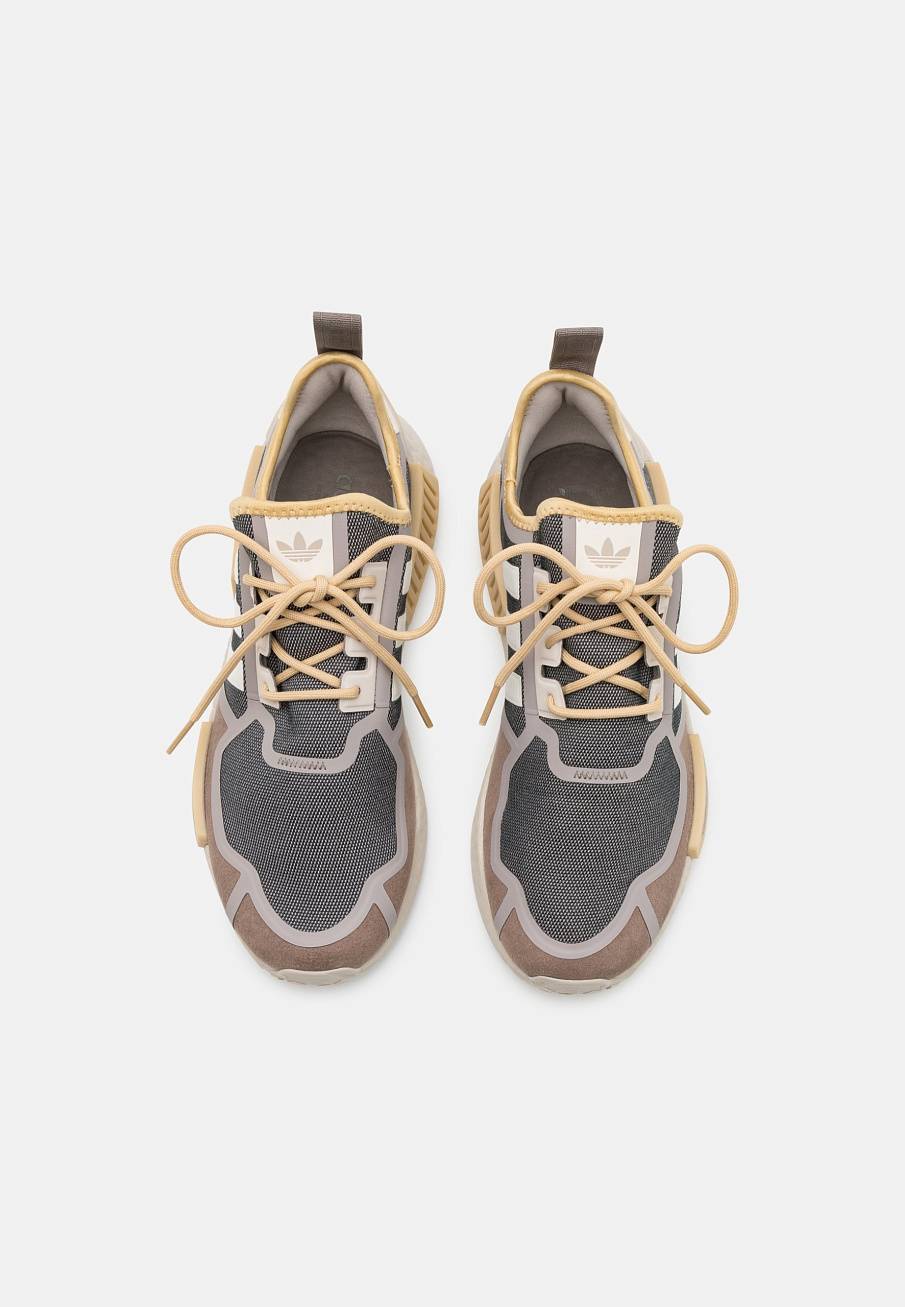 Фото № 4 с приближением к товару «‎Adidas Nmd_r1 »