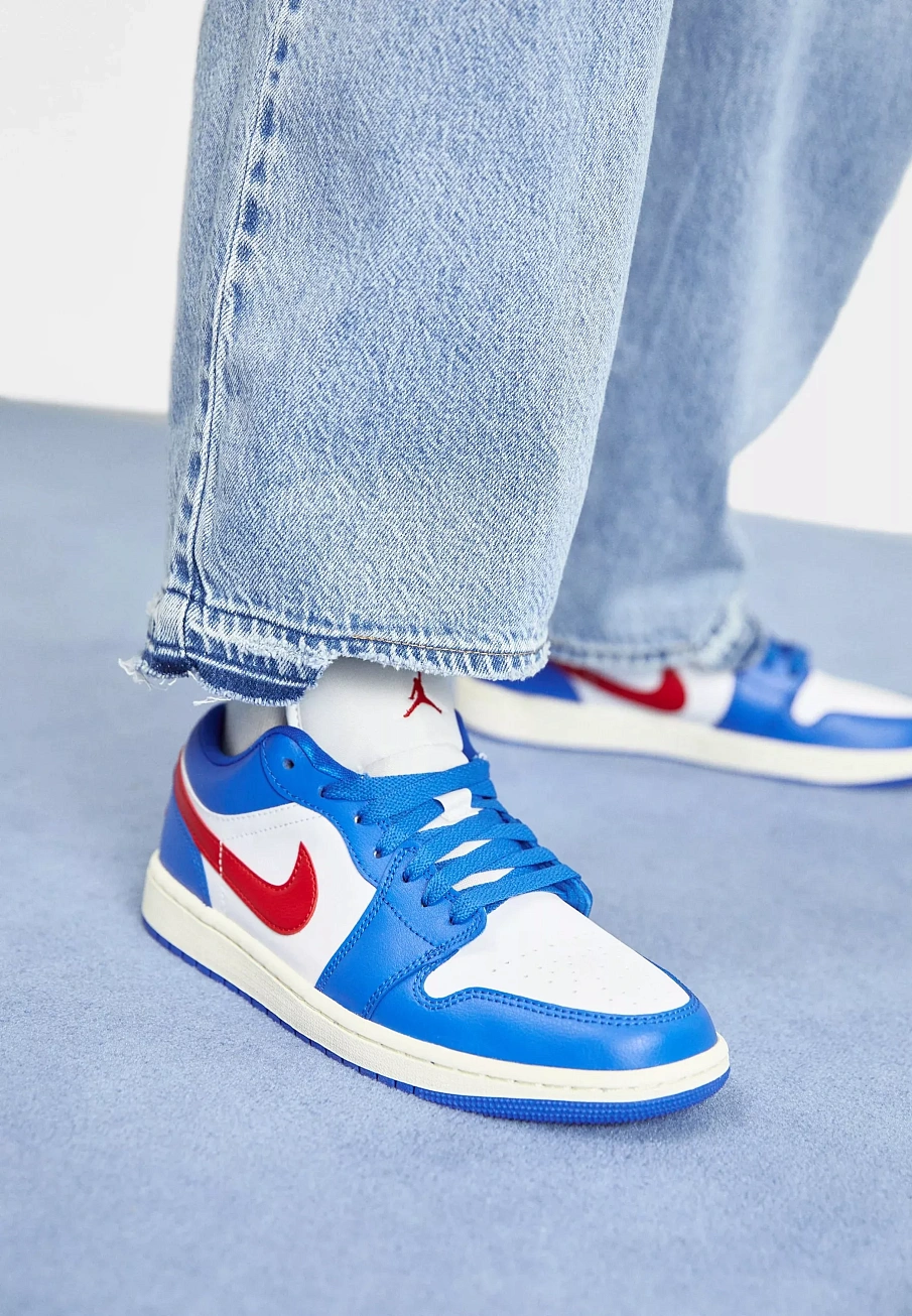 Фото № 3 с приближением к товару «‎AIR JORDAN 1 »