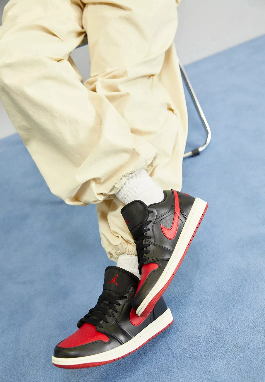 Фото № 3 с приближением к товару «‎AIR JORDAN 1 »