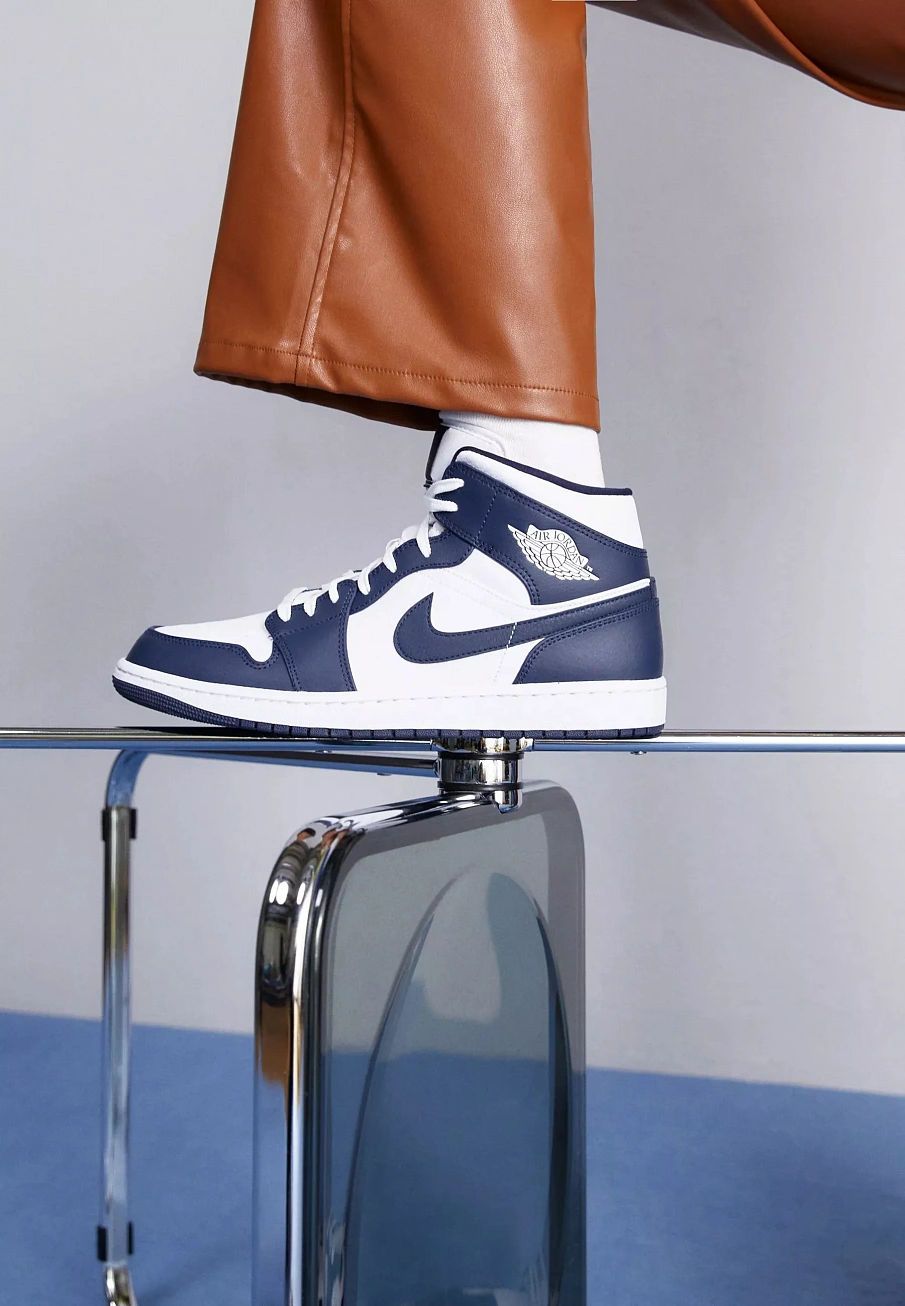 Фото № 1 с приближением к товару «‎AIR JORDAN 1 MID»