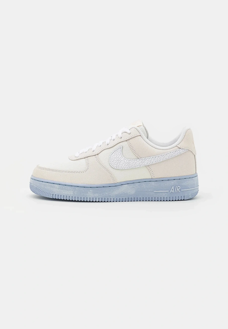 Фото № 1 с приближением к товару «‎AIR FORCE 1 '07 LV8 EMB»