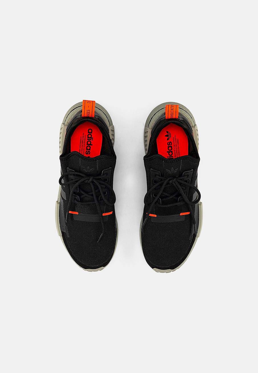 Фото № 4 с приближением к товару «‎Adidas Nmd_r1 »
