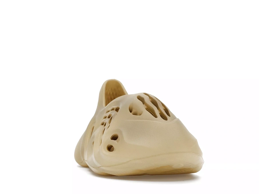 Фото № 3 с приближением к товару «‎adidas Yeezy Foam RNR Desert Sand»